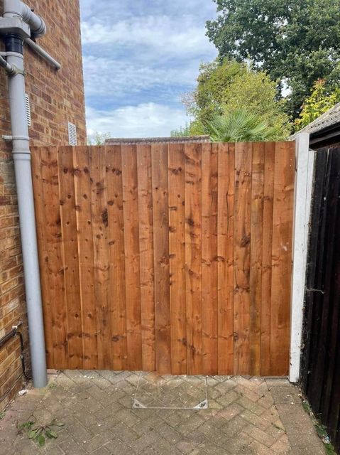 Closeboard fencing closing off a narrow side alley