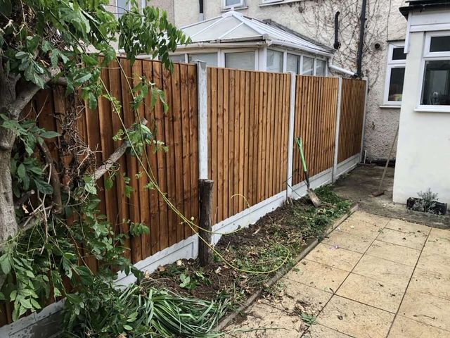 New closeboard fencing running down a side return
